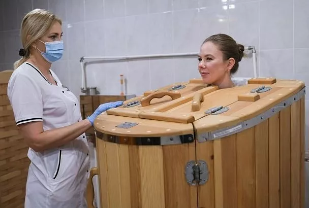 Зумеры массово едут в санатории: как «пенсионерский» отдых стал новым трендом
