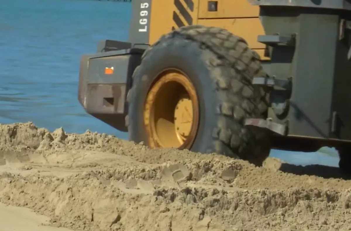 На пляжах Анапы убрали более четырех километров защитного вала 