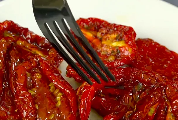 Вяленые помидоры за 5 шагов: 2 рецепта идеальной заготовки от российского фуд-гуру 