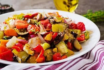 На юбилее подруги попробовала в ресторане необычный салат с баклажанами и дома его повторила. Теперь это любимое семейное блюдо