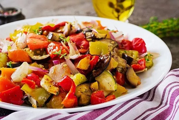 На юбилее подруги попробовала в ресторане необычный салат с баклажанами и дома его повторила. Теперь это любимое семейное блюдо