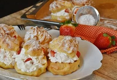 Готовлю эклеры с творожным кремом так часто, как в доме появляется творог. Но все равно всегда слышу жалобы, что мало напекла