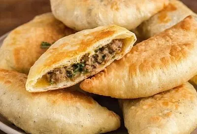 Муж смеялся, когда увидел фарш с кефиром, а потом просил еще приготовить греческих чебуреков — вкусно, невозможно оторваться