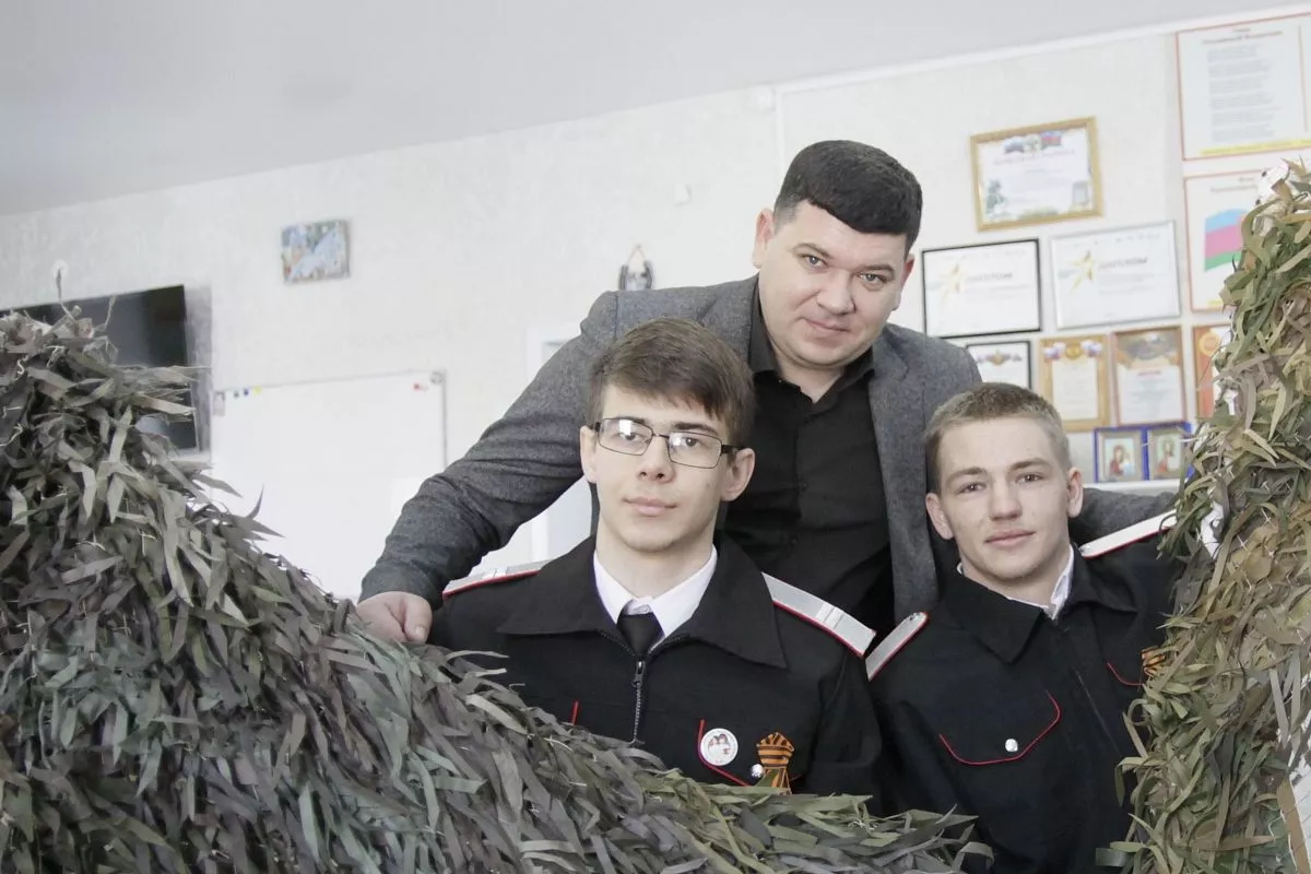 Руководитель казачьего клуба «Ратник», преподаватель техникума Дмитрий Бредихин со студентами-волонтерами Павлом Никитиным и Дмитрием Шевченко.