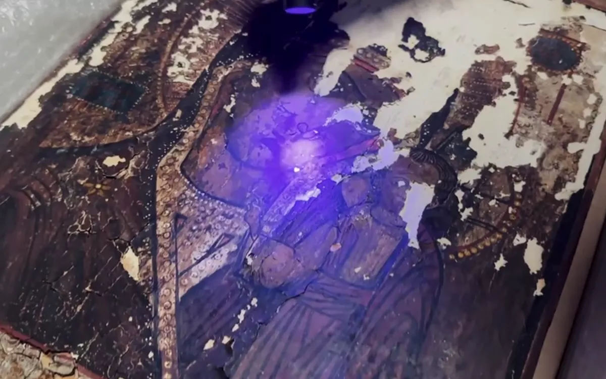 Найденную на морском берегу под Анапой старинную икону передали на реставрацию