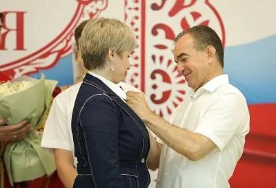 Губернатор Кубани Вениамин Кондратьев вручил медали «Родительская доблесть» 15 многодетным семьям