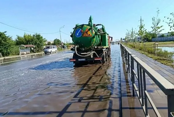 В Краснодаре продолжаются работы по откачке воды после ливня