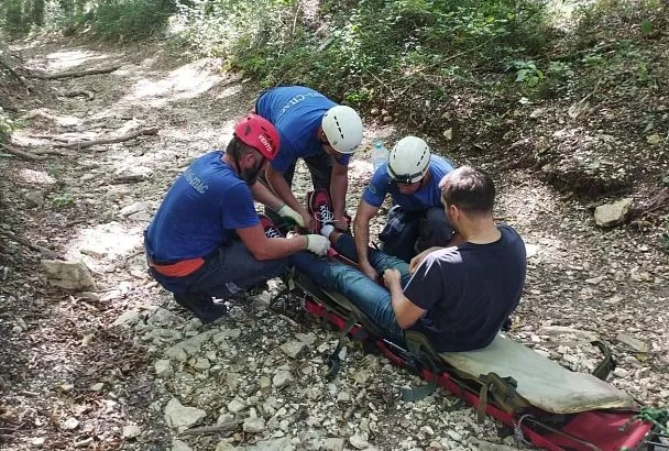 Спасатели вынесли из леса в Сочи туриста из Подмосковья со сломанной ногой