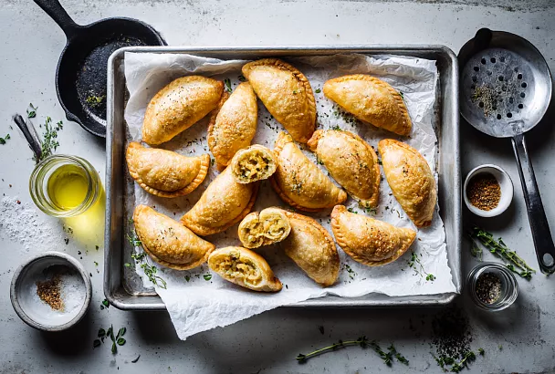 Жареные пирожки с капустой: мягкое тесто и сочная летняя начинка