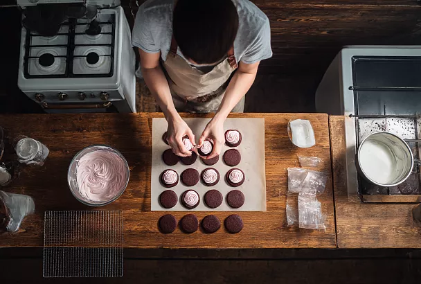 Одно яйцо — целый поднос шоколадных пирожных к чаю