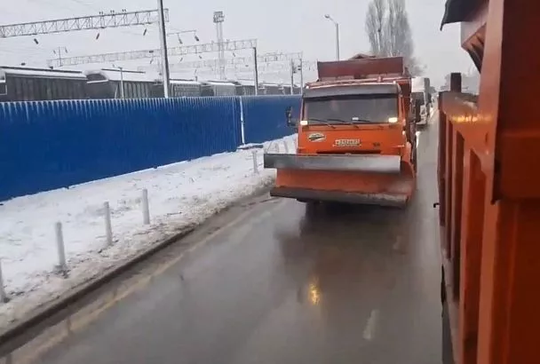 Около 30 единиц техники обрабатывают дороги Краснодара от наледи