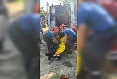 Спасатели транспортировали мужчину, которому стало плохо на прогулке в сочинском лесу