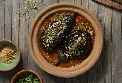 Нужны чуточку терпения и горсть орешков: готовлю фаршированные баклажаны в духовке так, что и в рестораны ходить не надо. Но есть один важный секрет!