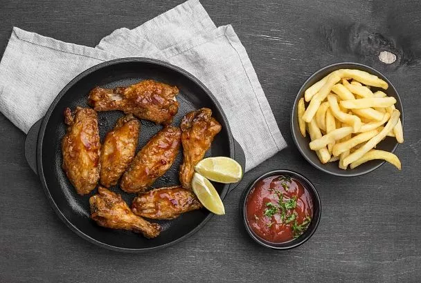 Два секрета идеальной панировки для аппетитных куриных крылышек: хрустящая корочка, которая вызывает зависть у соседей