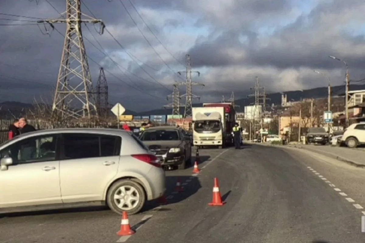 Мотоциклист столкнулся с легковушкой в Новороссийске. Он погиб