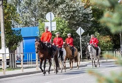 Анапские казаки приехали на избирательный участок в станице Гостагаевской верхом на лошадях