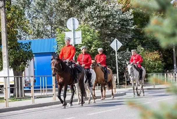 Анапские казаки приехали на избирательный участок в станице Гостагаевской верхом на лошадях