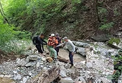 Спасатели эвакуировали туристку, сломавшую руку в ущелье реки под Геленджиком