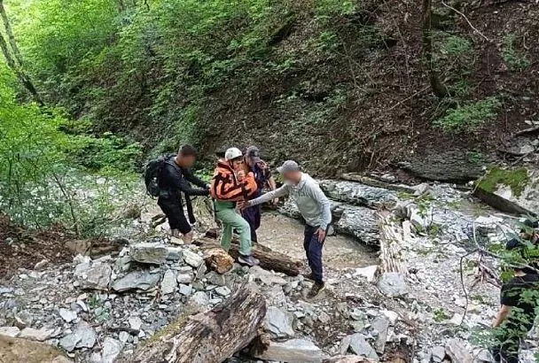 Спасатели эвакуировали туристку, сломавшую руку в ущелье реки под Геленджиком
