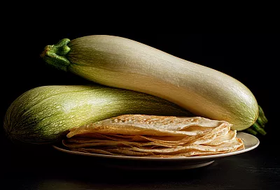 Как приготовить нежные блинчики с кабачком и чесночной сметаной