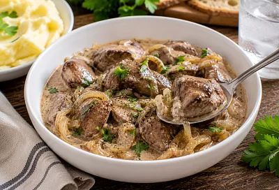 Обжариваю куриную печень с луком и добавляю сметану: получается мягкой и нежной