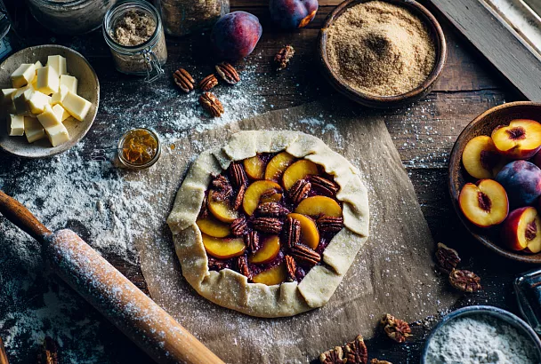 Простая сливовая галета без сахара: летний десерт за 40 минут