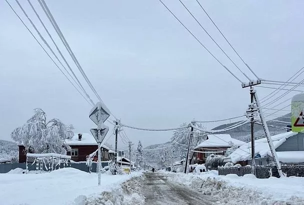 Без света из-за снегопада остаются восемь населенных пунктов Туапсинского округа