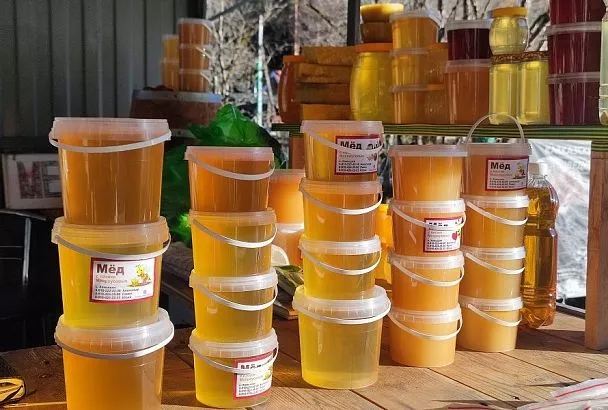 Белая пена в меде: почему это хорошо и как отличить норму от брака