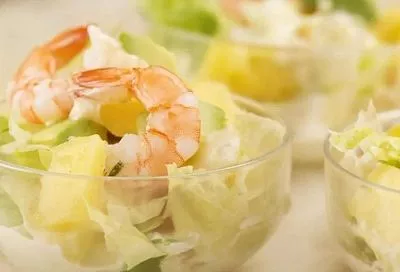 Лёгкий салат с креветками и ананасом вместо майонезных — свежий и яркий за 15 минут