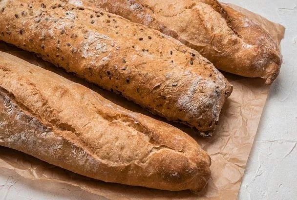 Соблюдаем баланс вкуса и хруста - как испечь даже в самой простой духовке настоящий французский багет на закваске