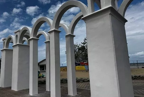 В Анапе восстановили входную арку на Центральном пляже