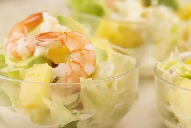 Лёгкий салат с креветками и ананасом вместо майонезных — свежий и яркий за 15 минут