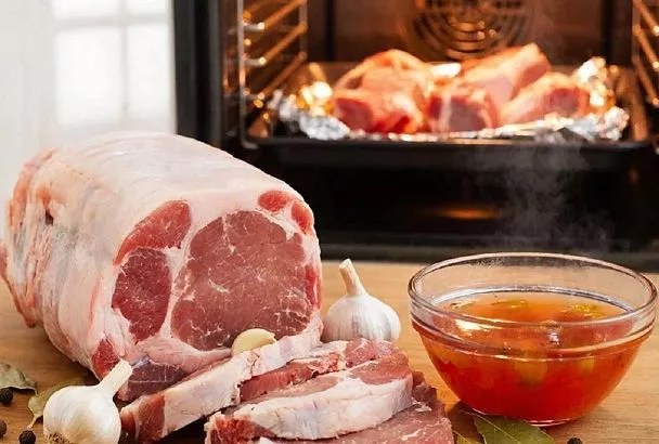 Соленые огурцы съедаем, а рассол оставляем - замачиваем в нем кусок свинины на сутки, а затем - в духовку на час. Такого вкусного мяса вы точно не ели!