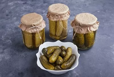 Бабушка никогда не выкидывала продукты и я следую ее советам: как спасти маринованные огурцы, в которых помутнел рассол