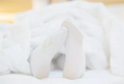 Вымачиваю с аспирином, стираю с мылом, полоскаю в перекиси водорода: три простых способа сохранить идеальную белизну носков