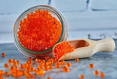 Красная икра в магазинах подорожала до рекордных 23,5 тысячи рублей за килограмм