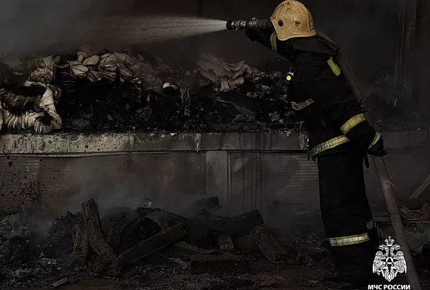 В Краснодаре потушили крупный пожар в «Светофоре»