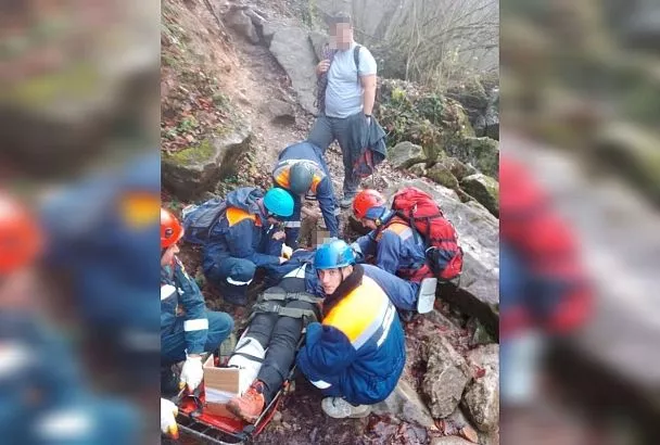 Спасатели на носилках эвакуировали из леса на Кубани туристку, подвернувшую ногу
