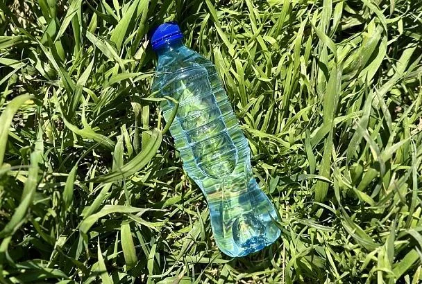 В стекле или пластике: какую воду лучше и безопаснее пить летом