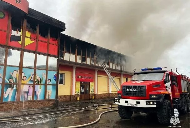 Три человека пострадали при пожаре в магазине «Светофор» в Армавире