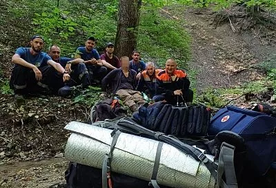 Спасатели эвакуировали травмированного туриста с горы под Геленджиком