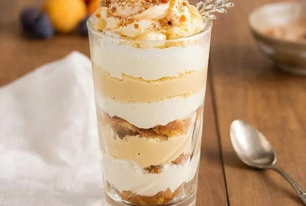 Готовлю «Наполеон», с коржами не заморачиваюсь. Подаю в стакане, гости съедают его быстрее, чем наливаю чай