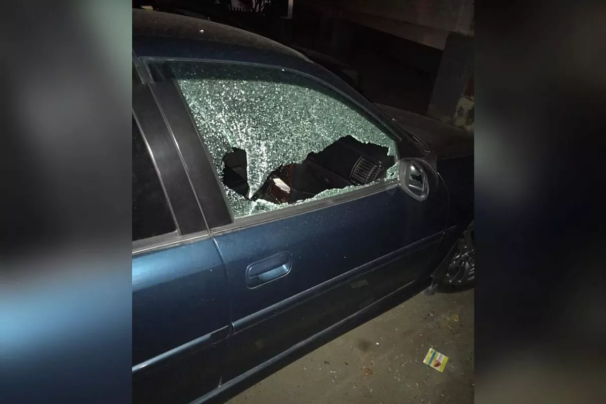 Во дворе по улице 40 лет Победы, 37/1 расстреляли иномарку. Во дворе по улице 40 лет Победы, 37/1 расстреляли иномарку.