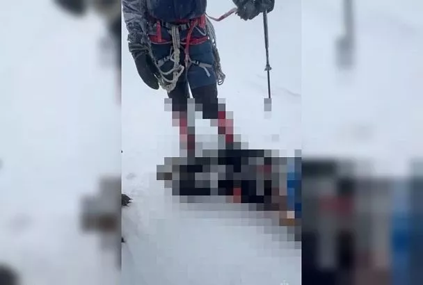 Тело погибшего альпиниста из Краснодарского края эвакуировали с Эльбруса на поляну Азау