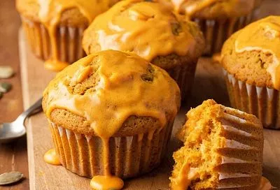 Золотистые тыквенные кексы с мягкой текстурой: простой рецепт осенних сладостей за 35 минут