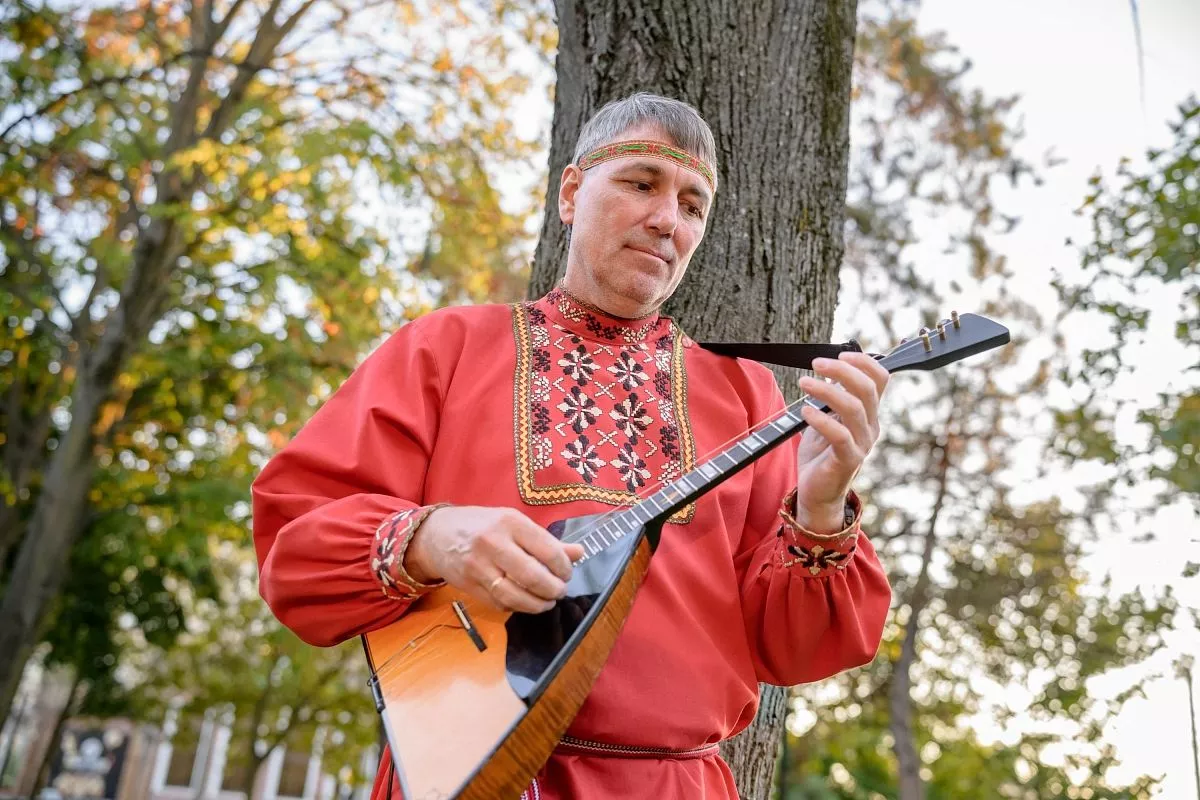 Андрей Коровенков из театра-студии «Духовный синтез» виртуозно исполняет произведения на балалайке. Андрей Коровенков из театра-студии «Духовный синтез» виртуозно исполняет произведения на балалайке.