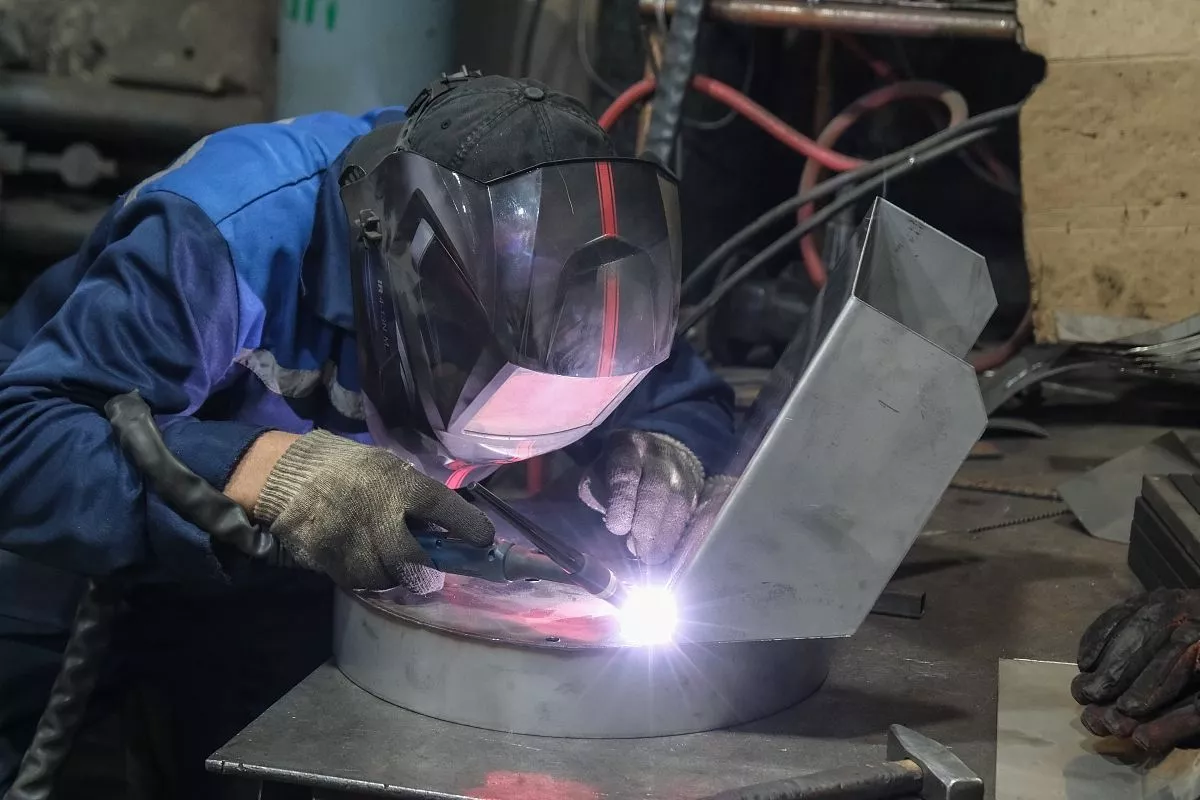 Зарплата у сварщиков на предприятии достигает 70 тыс. рублей.