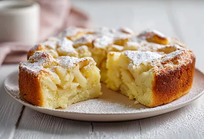 Шарлотка с яблоками на сковороде: нежная, сочная и без духовки