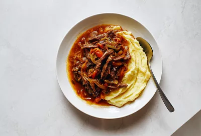 Азу по-татарски с пюре: домашний ответ готовым лоткам