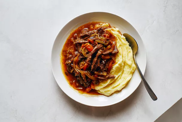 Азу по-татарски с пюре: домашний ответ готовым лоткам